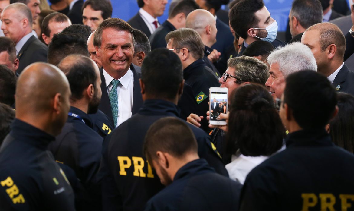 Policiais federais devem ter reajuste até 2022, diz Bolsonaro
