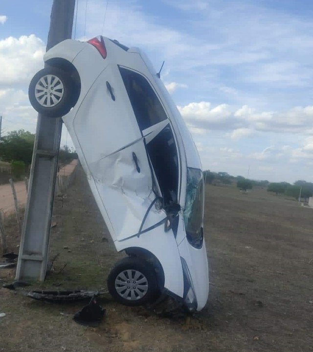 VÍDEO: Vereadora perde controle e carro fica 'em pé' escorado em poste na Zona Rural