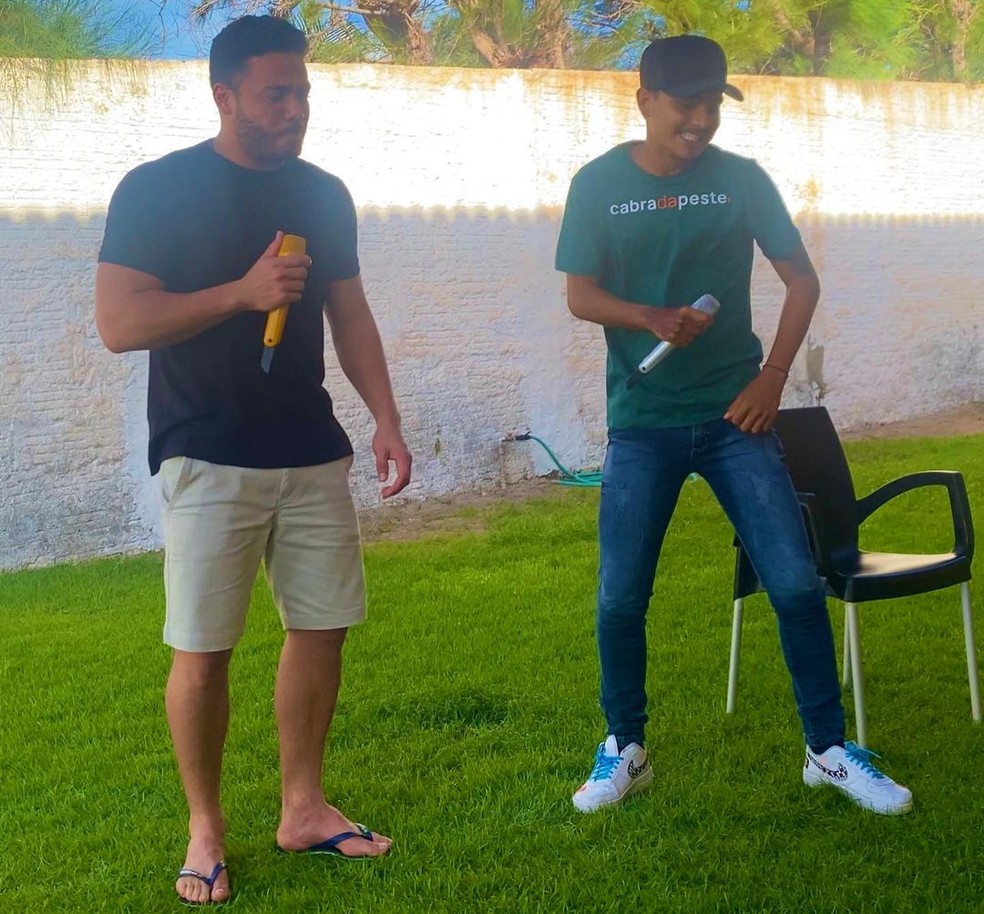 Funcionário de hotel se demite depois de viralizar na internet e ser contratado por famoso cantor