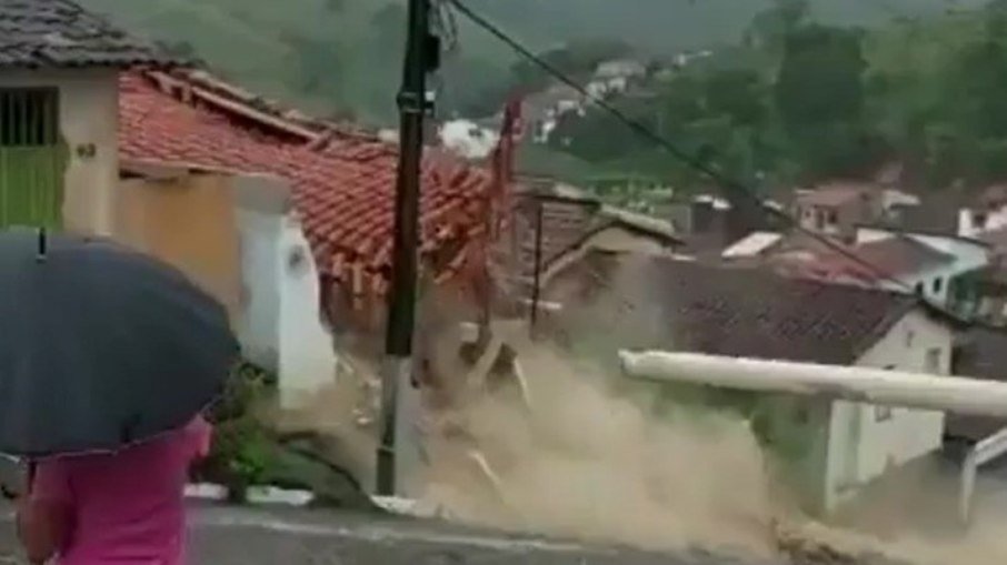 Vídeo impressionante mostra momento em que casa desaba no sudoeste da Bahia
