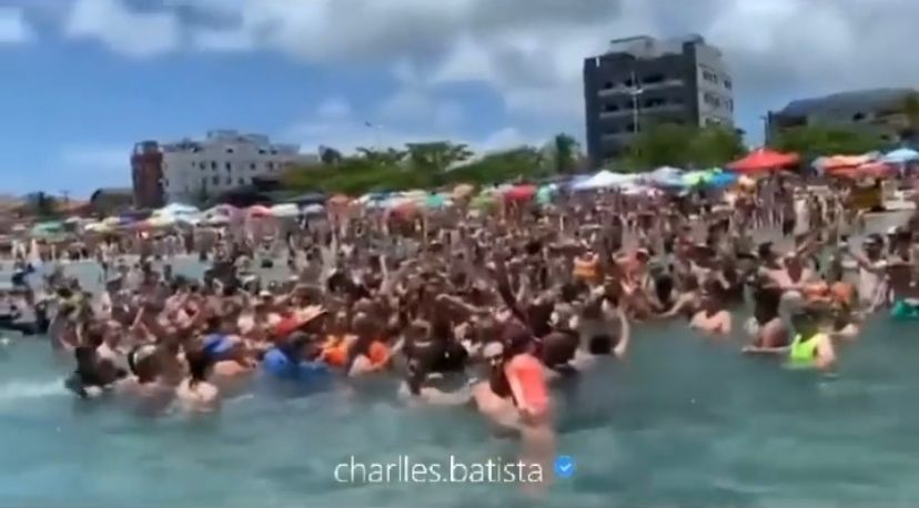 VÍDEO: Ao som de “mito, mito”, Bolsonaro pula no mar durante passeio de jet ski; assista