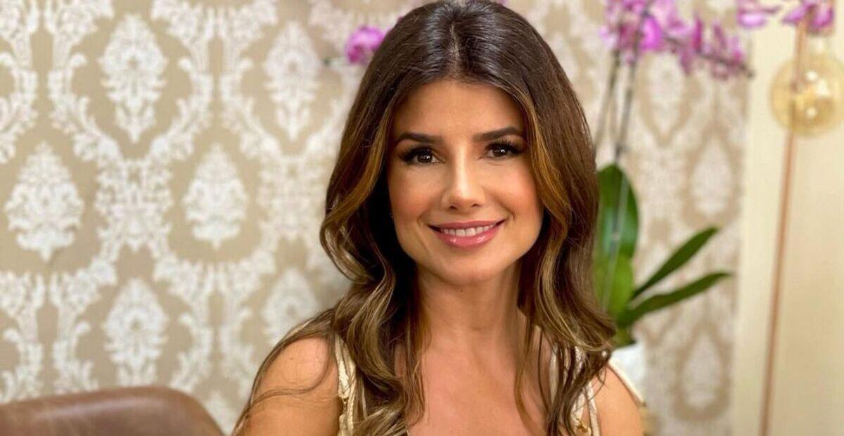 De biquíni vermelho, Paula Fernandes exibe corpo escultural e agita a web