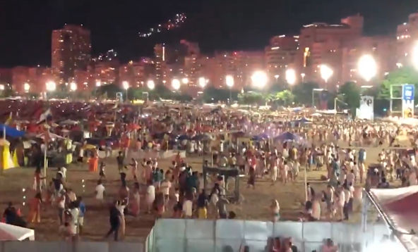 Quatro pessoas são esfaqueadas em Réveillon na praia