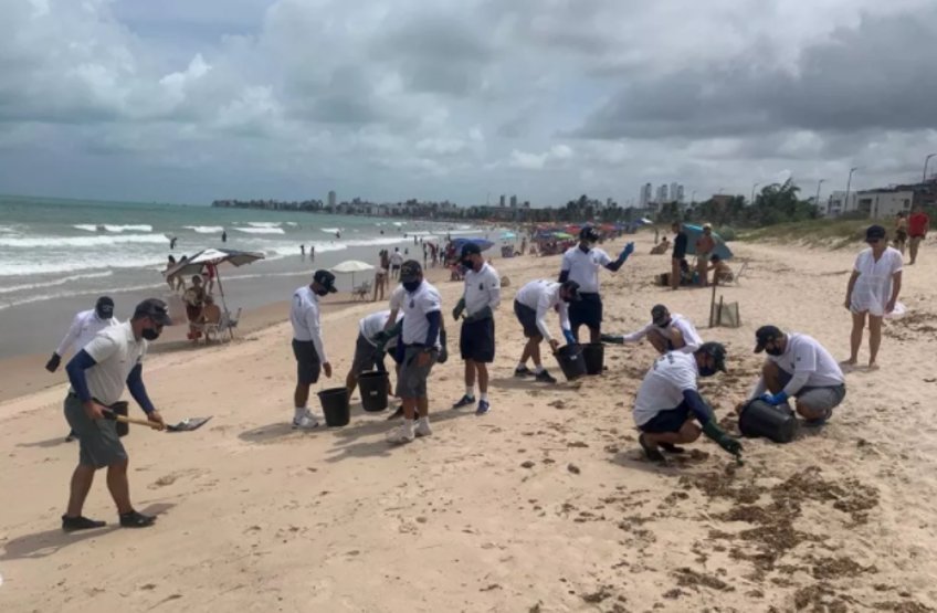 Manchas de óleo são encontradas em praias da Paraíba