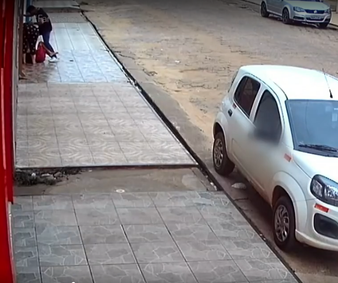 Rapaz negro é agredido dentro do próprio carro: "Eu achei que ia morrer"