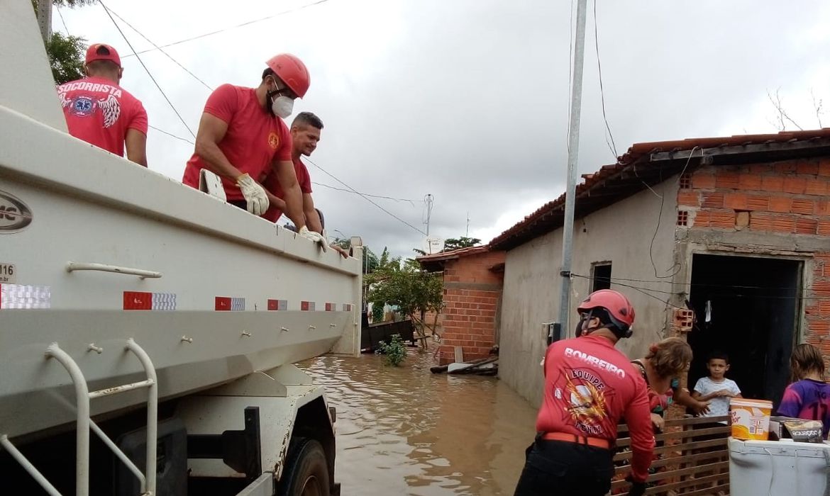 Mais um estado do Nordeste sofre com fortes chuvas; capital decreta situação de emergência