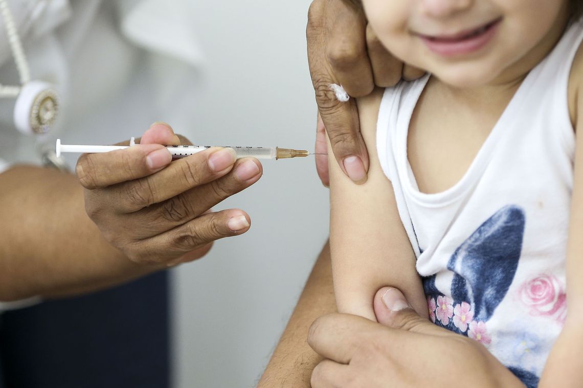 Vacinação em crianças deve seguir recomendações da Anvisa, diz Saúde