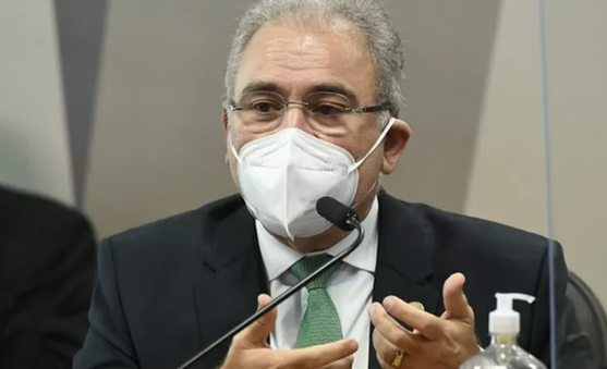 Ministro afirma que tempo de isolamento de pessoas com Covid deverá reduzido