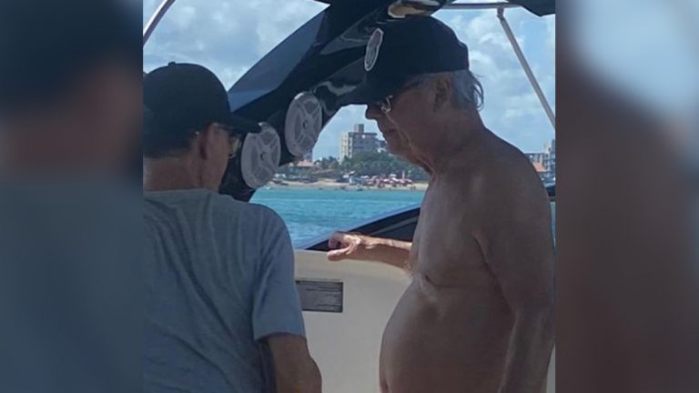 Condenado por corrupção, ex-ministro petista curte passeio de lancha em praia do Nordeste