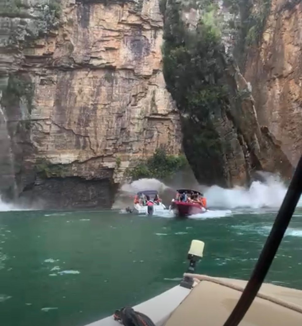 VÍDEO: deslizamento de pedras atinge embarcações com turistas em cidade brasileira; assista