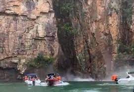 Vídeo mostra resgate de feridos após deslizamento de pedras que atingiu embarcações com turistas em cidade brasileira