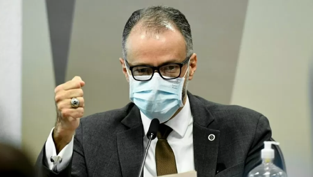Diretor da Anvisa quer que Bolsonaro se retrate por acusações contra a instituição