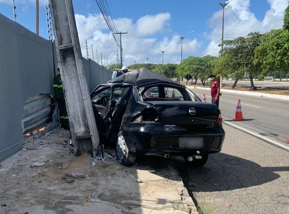 Motorista fica ferido após bater carro em muro de motel