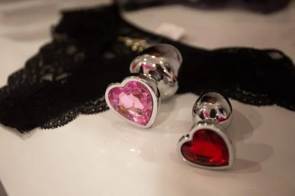 Turistas furtam itens em sex shop e dona alerta: Se fizeram isso com plug anal, imagine o que faria com...
