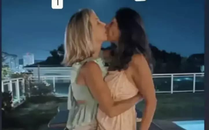 Ex-deputada publica foto beijando outra mulher e web vai ao delírio