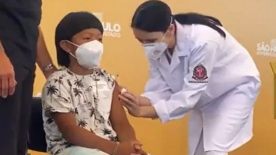 Indígena de 8 anos é a 1ª criança vacinada contra a Covid-19 no Brasil
