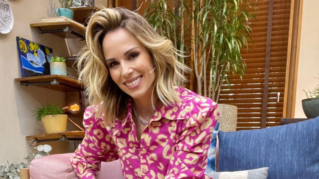 Apresentadora faz apelo ao vivo para ter Silvio Santos na Globo; entenda