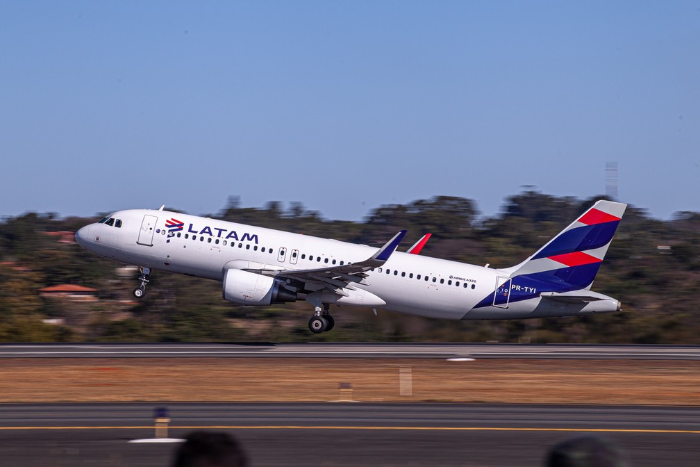 Companhias aéreas são autorizadas a voar com menos comissários devido à Covid