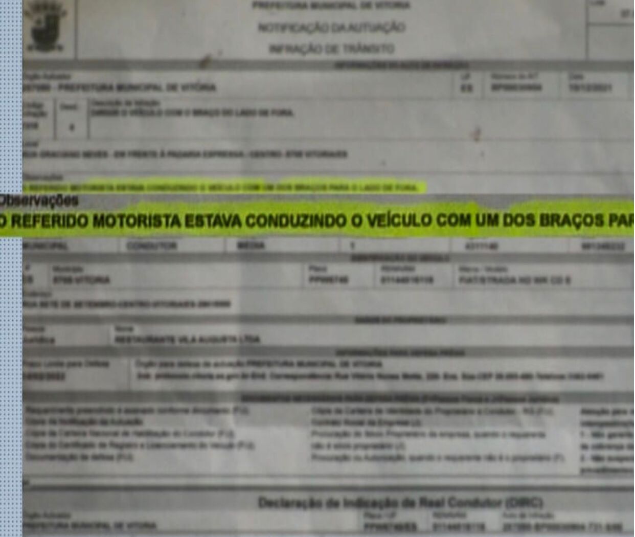 Motorista sem braço recebe multa por dirigir com o braço para fora da janela do carro