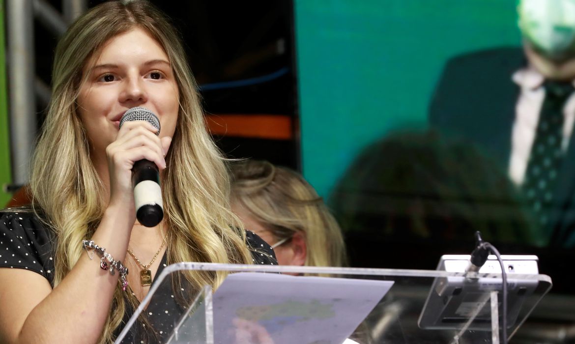 Estudante brasileira descobre 25 asteróides
