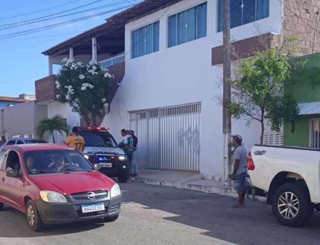 PM faz blitz na frente da casa de Fátima, na Redinha