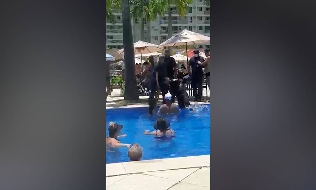 VÍDEO: PM entra em piscina de condomínio no Rio para deter vereador