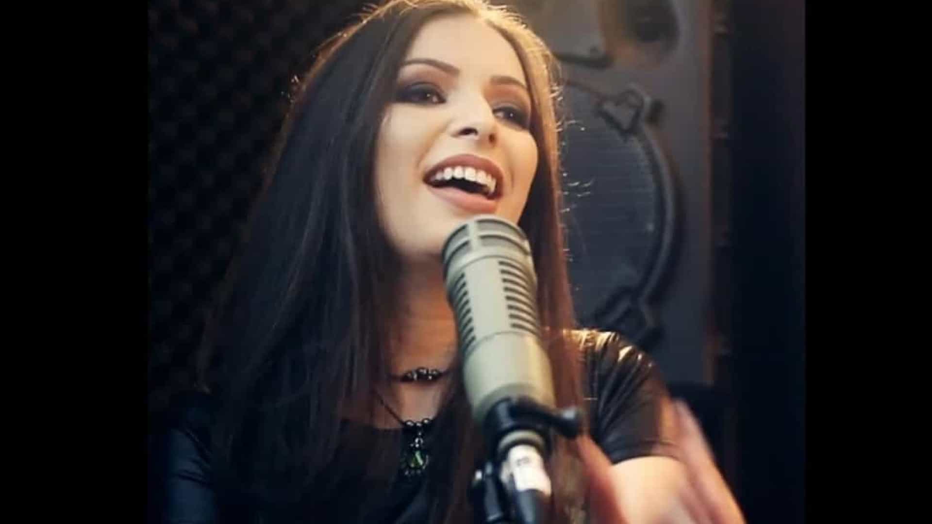 Cantora brasileira de 32 anos morre após acidente de carro