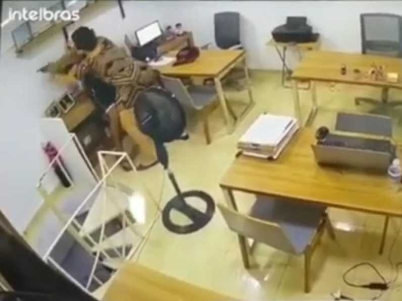 VÍDEO: No Rio, Advogada é baleada e desarma cliente revoltado com valor de honorários