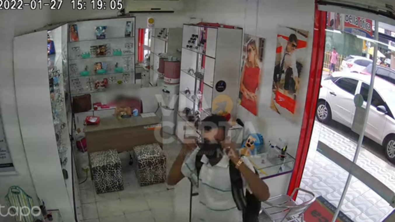 VÍDEO: Homem se passa por cliente e furta ótica no Alecrim