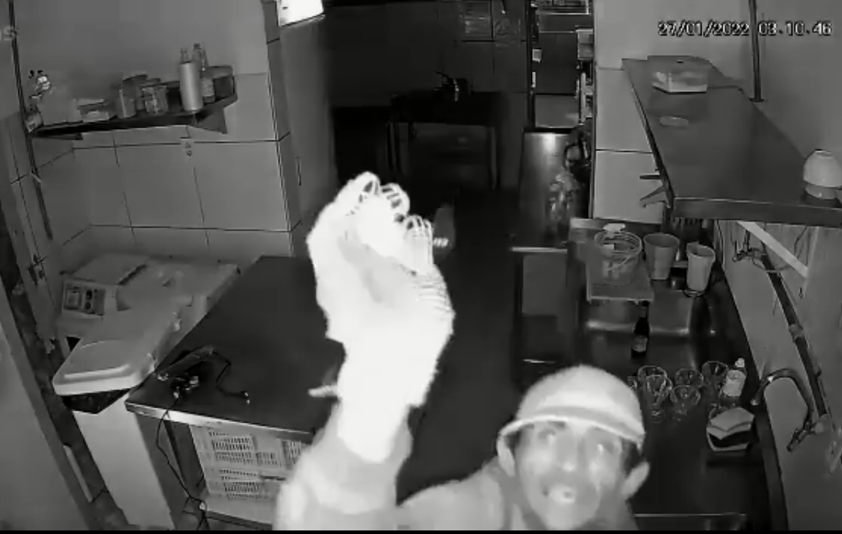 Homem arromba lanchonete e destrói câmeras de segurança com cortador de pizza