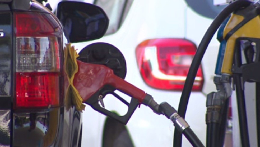Preço da gasolina bate os R$ 8 pela primeira vez no país