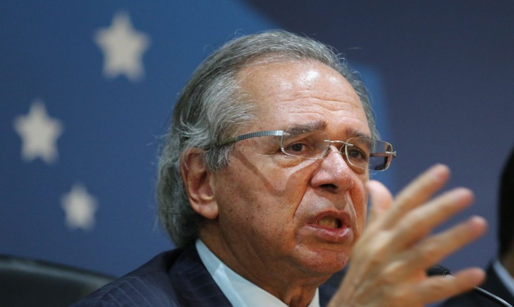 "Ainda estamos em guerra", afirma Paulo Guedes sobre reajuste de professores