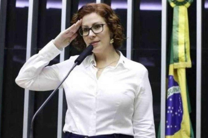 Deputada afirma que não pode e não vai se vacinar contra a Covid