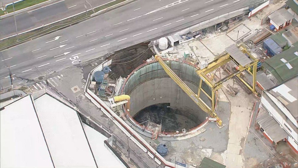 Obra de metrô desaba e abre cratera no asfalto em São Paulo