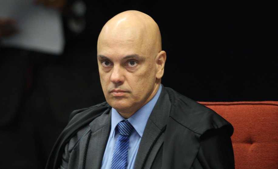 Moraes envia à PGR notícia-crime contra Bolsonaro por ausência em depoimento