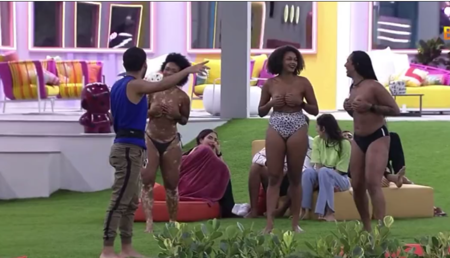 Natália, Jessilane e Linn pulam na piscina de topless após paredão