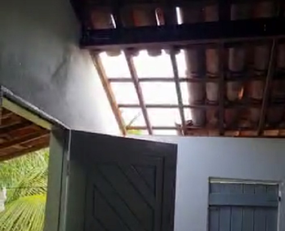 Bandidos destelham casa para entrar e fazer arrastão no imóvel na Grande Natal