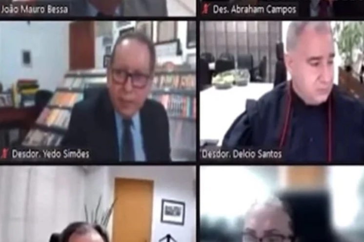 Biblioteca falsa de desembargador desaba em sessão ao vivo de tribunal; veja o vídeo