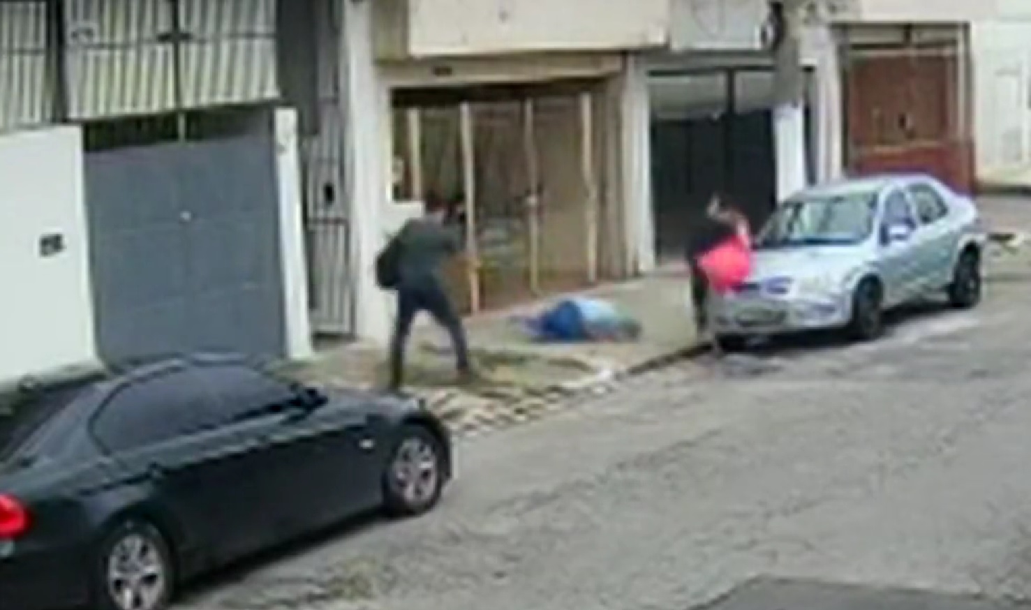 VÍDEO: Policial reage a assalto e, com filha no colo, consegue abater o bandido