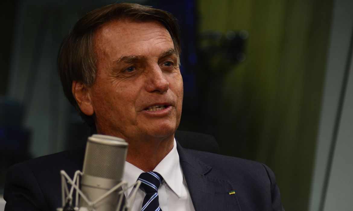 Bolsonaro oficializa reajuste de 33,23% para professores; aumento é de quase mil reais