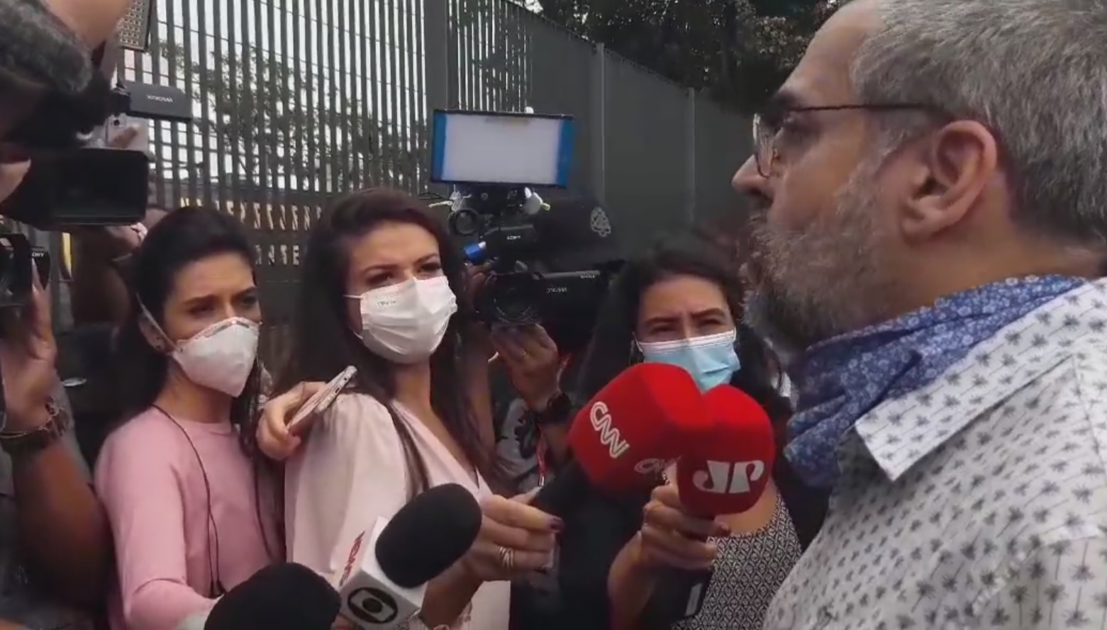 VÍDEO: Weintraub para repórter na chegada a PF: “Eu não falo com a Rede Globo, arrume um emprego melhor”
