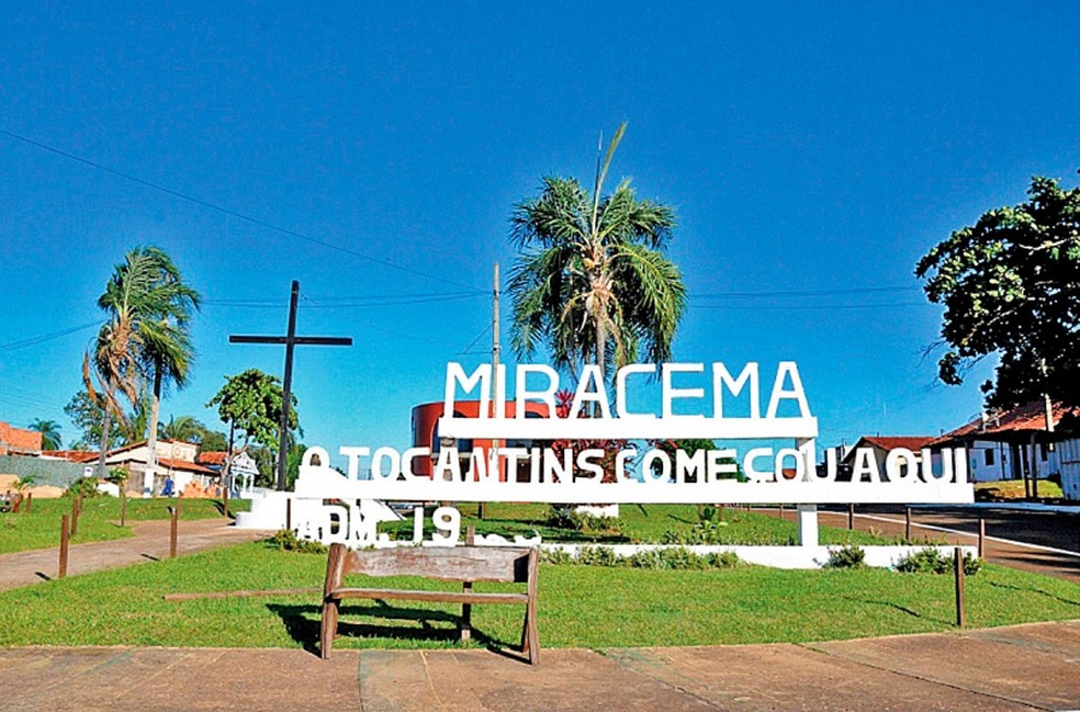 Grupo com 15 homens encapuzados invade delegacia e mata pai e irmão de suspeito de matar PM em Miracema