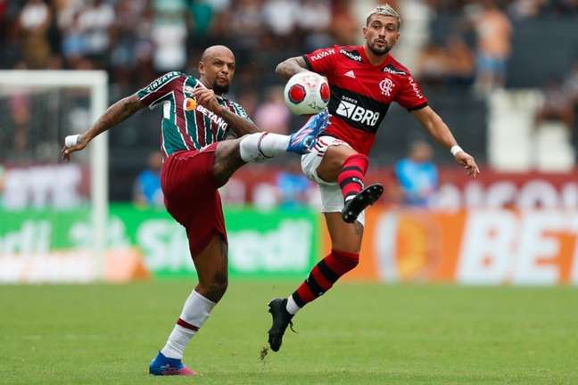 Record bate a Globo e lidera audiência com o futebol no domingo
