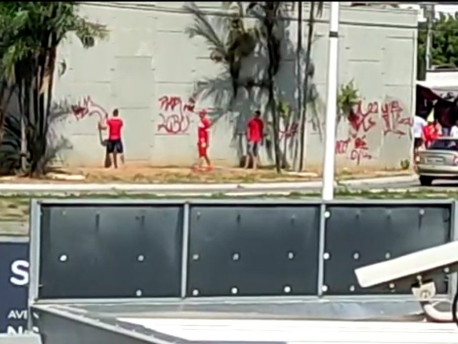 Torcedores são flagrados pichando viaduto durante partida do Campeonato Estadual