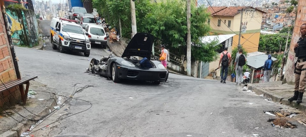 Carro de luxo pega fogo e fica destruído em favela