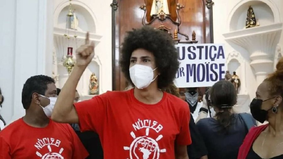 Vereador do PT lidera invasão à Igreja durante missa