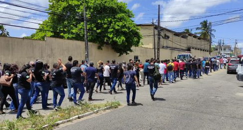 VÍDEO: Policiais Civis do RN fecham cruzamento das avenidas em Natal