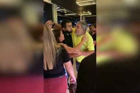 Deputado se envolve em confusão após tentar sair sem pagar conta de bar