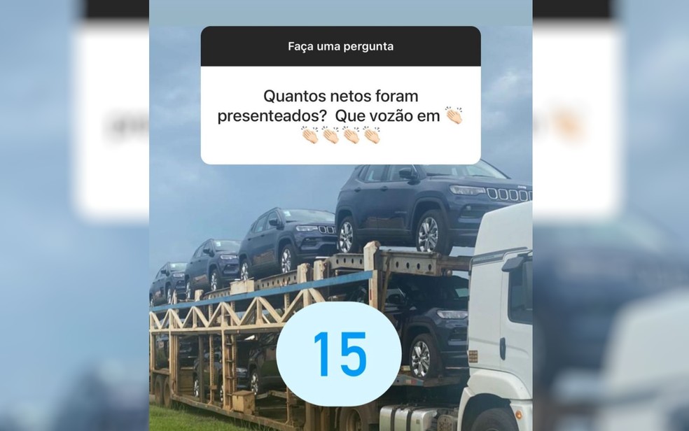 Prefeito bomba na web ao presentear os 15 netos com carros de luxo
