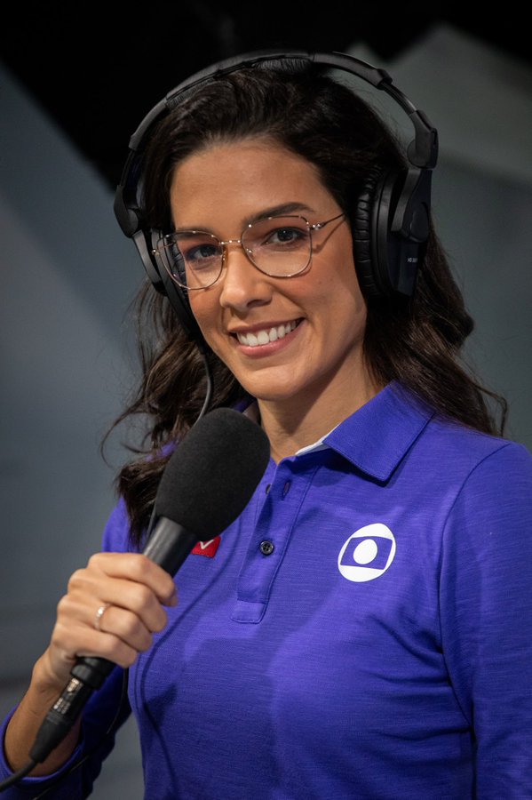 Renata Silveira é a primeira mulher a narrar uma partida de futebol em TV aberta no Brasil